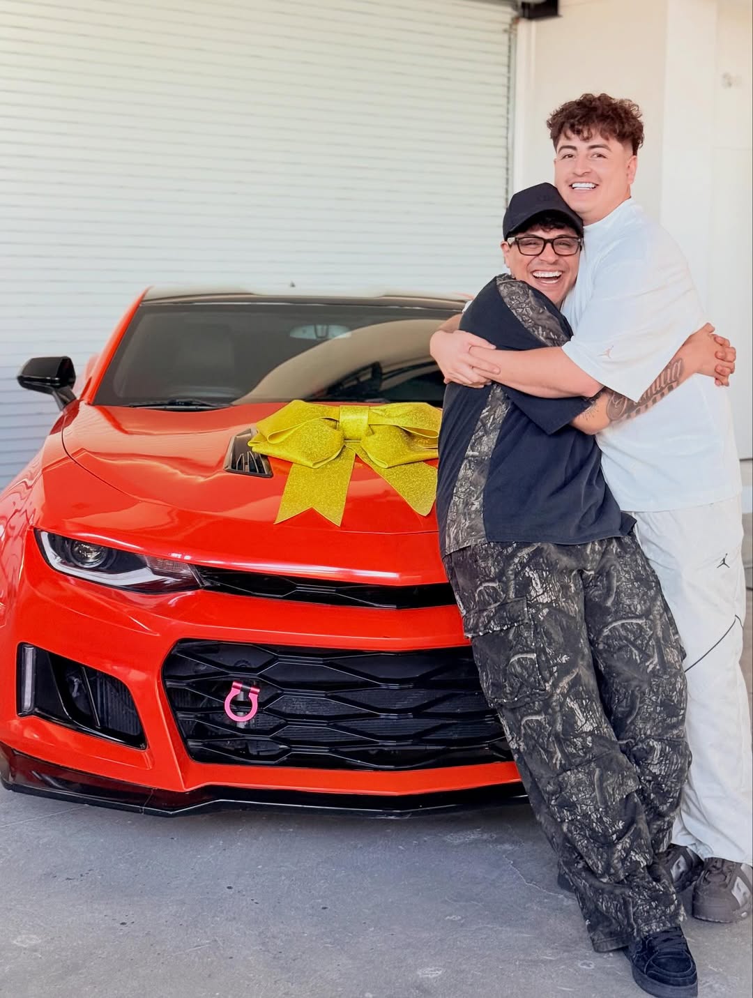 Eduin Caz sorprende a Moy Bobadilla con un lujoso auto como muestra de amistad