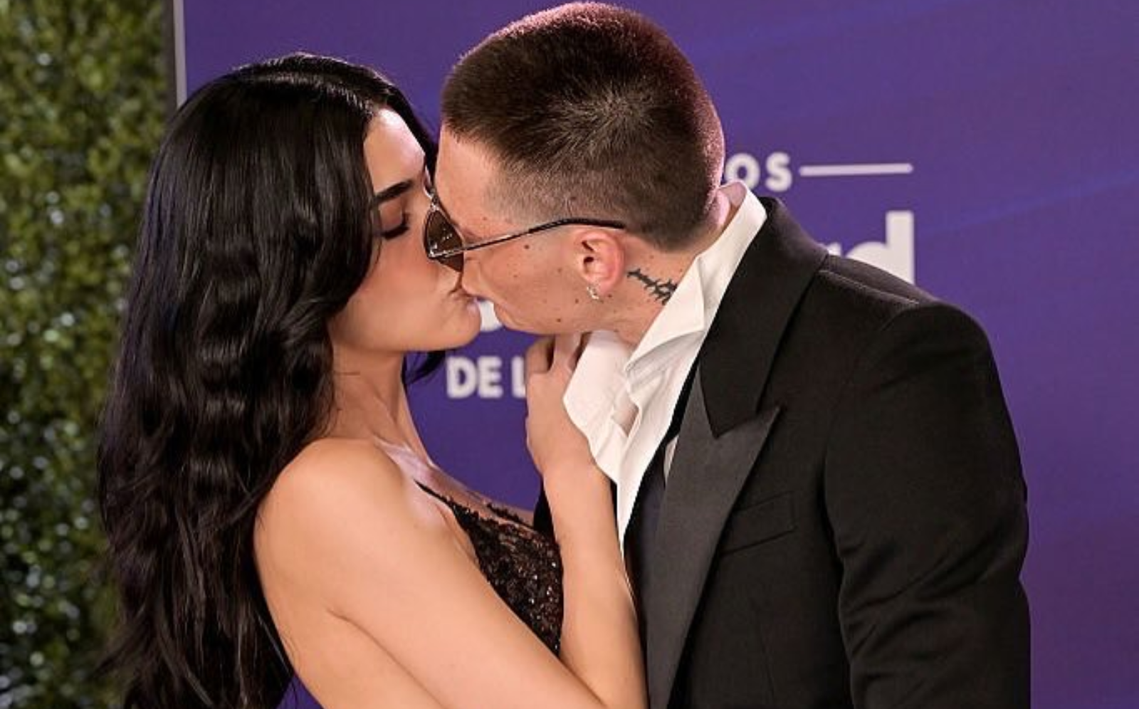 Peso Pluma y Kenia Os se roban la noche de los Premios Billboard con un emotivo beso