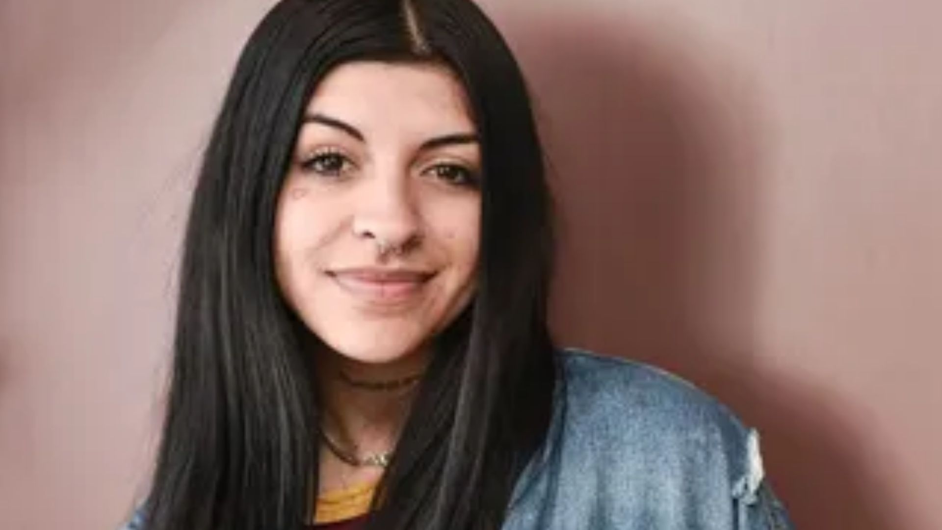 Cazzu aún mantiene fotos de Christian Nodal en su casa