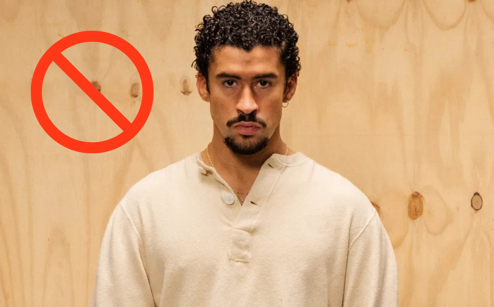 El INAH regaña a Bad Bunny por tocar una pieza del Museo de Antropología en CDMX