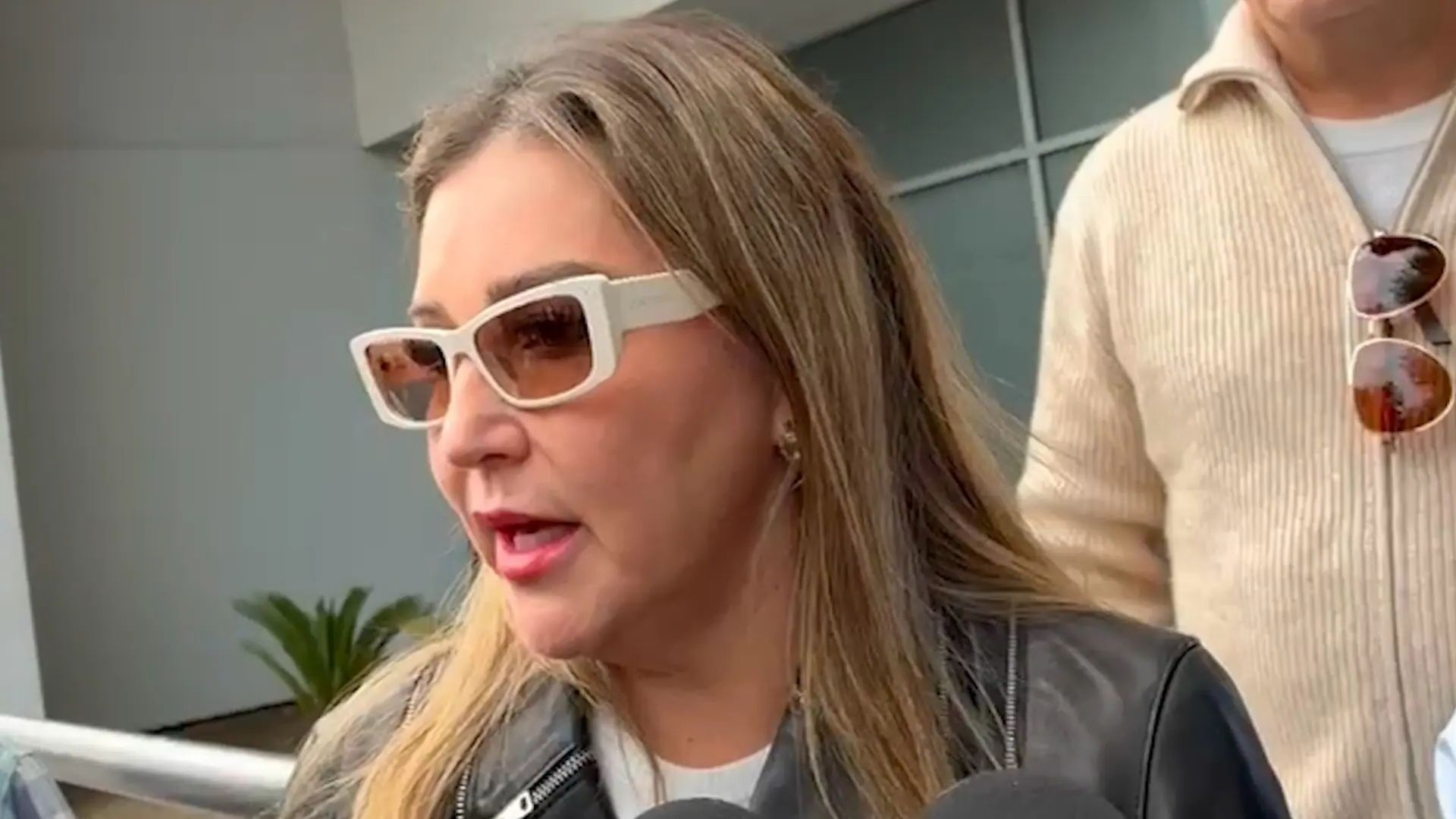 Alicia Villarreal acude a ratificar denuncia por amenazas, injurias y difamación