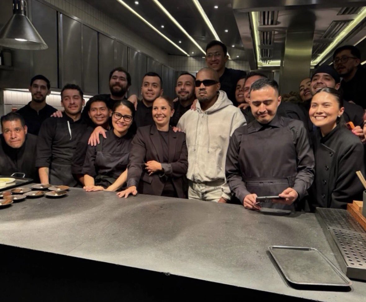 ¡Visita de lujo! Captan a Kanye West cenando en restaurante exclusivo de CDMX