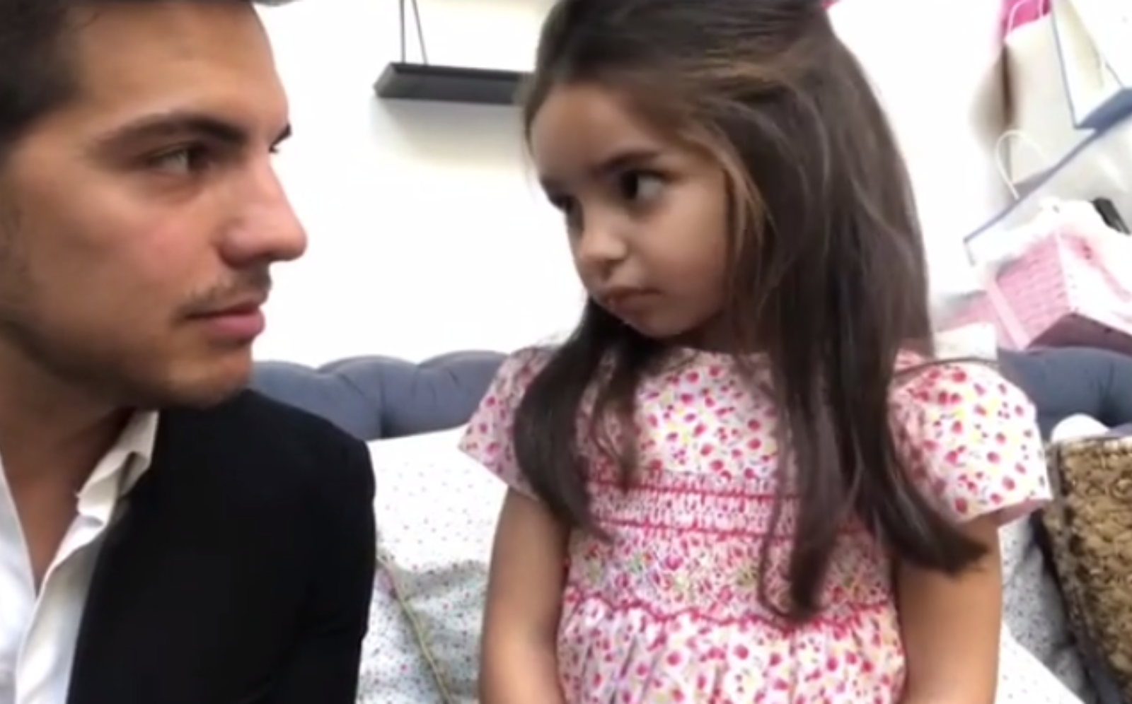 Aitana Derbez muestra su faceta musical en un video junto a su hermano Vadhir