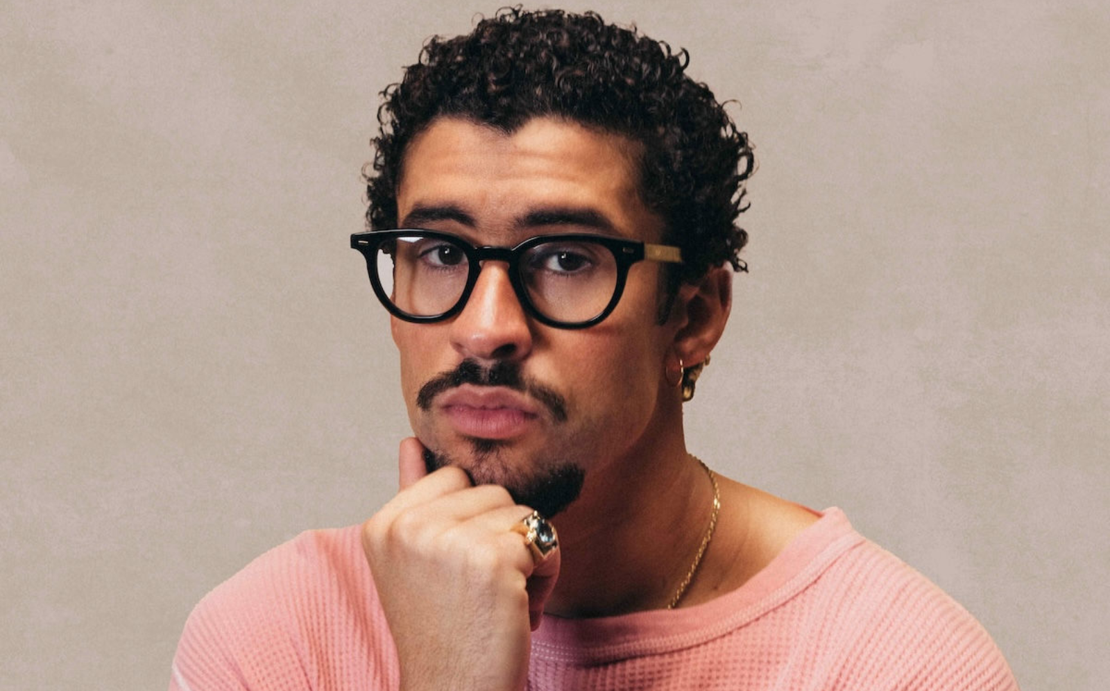 Bad Bunny enfrenta demanda millonaria por usar la voz de una mujer sin permiso